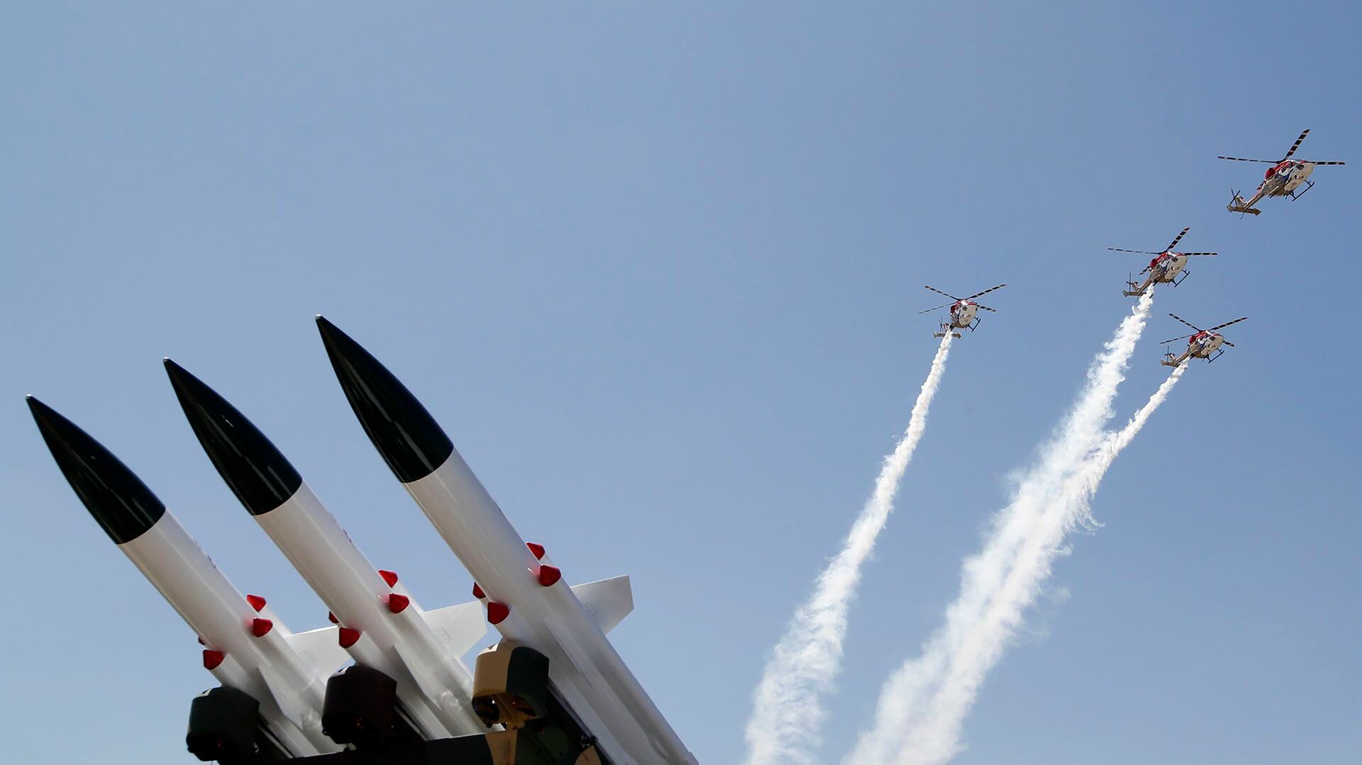 Helicópteros Dhruv de la Fuerza Aérea India realizan maniobras acrobáticas (AP Photo/Aijaz Rahi)