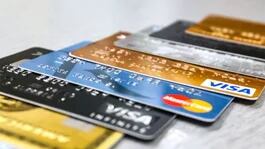 Los clientes de diversas instituciones financieras deben tener cuidado con el uso que le dan a las tarjetas de crédito Foto: Andina