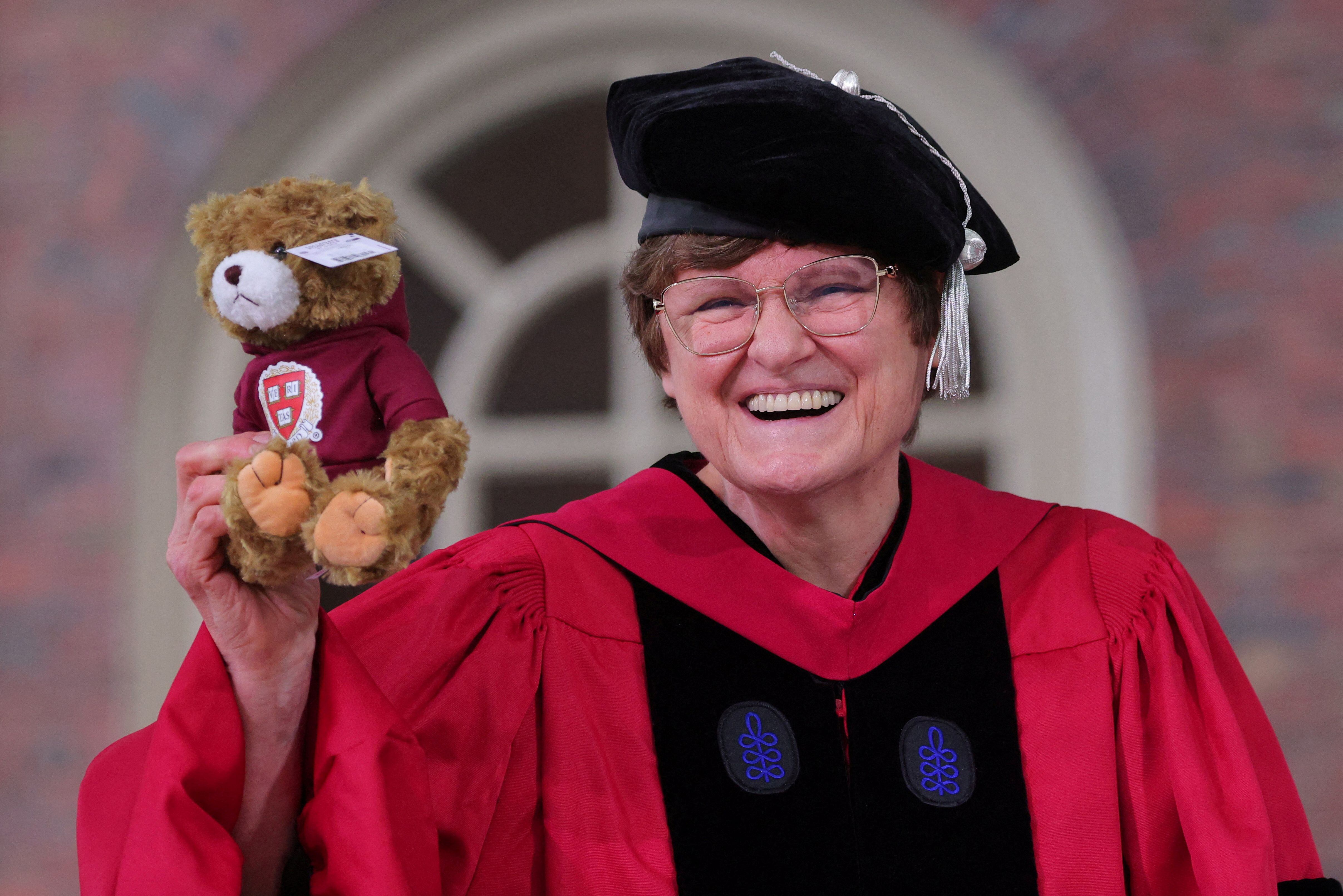 Kariko sostiene un osito de peluche que recibió junto con el título honorífico de Doctora en Ciencias durante los 372º Ejercicios de Graduación de la Universidad de Harvard en mayo de 2023 (REUTERS/Brian Snyder)