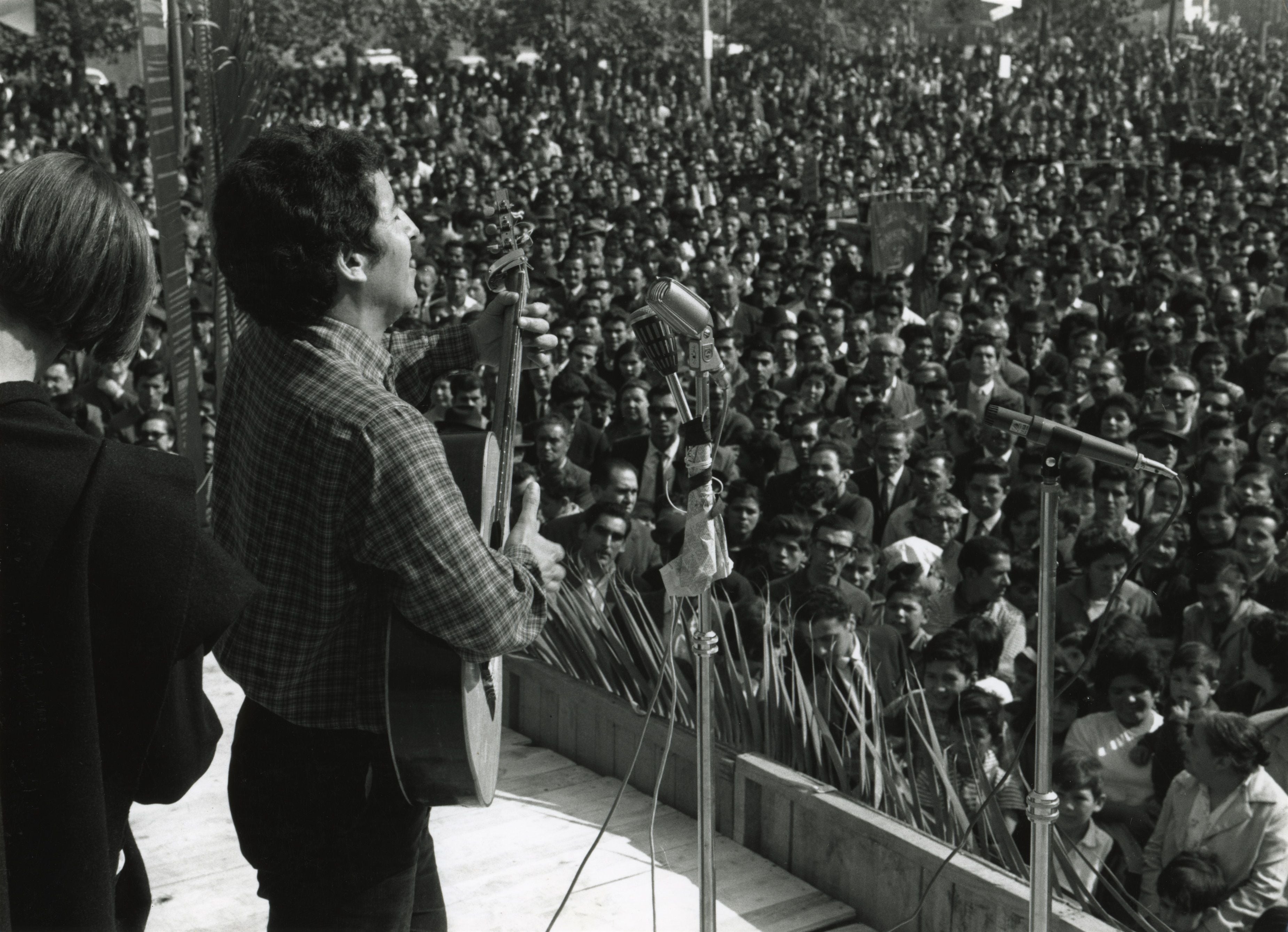 Víctor Jara en los años 70, época de convulsión política en Chile (Europa Press)