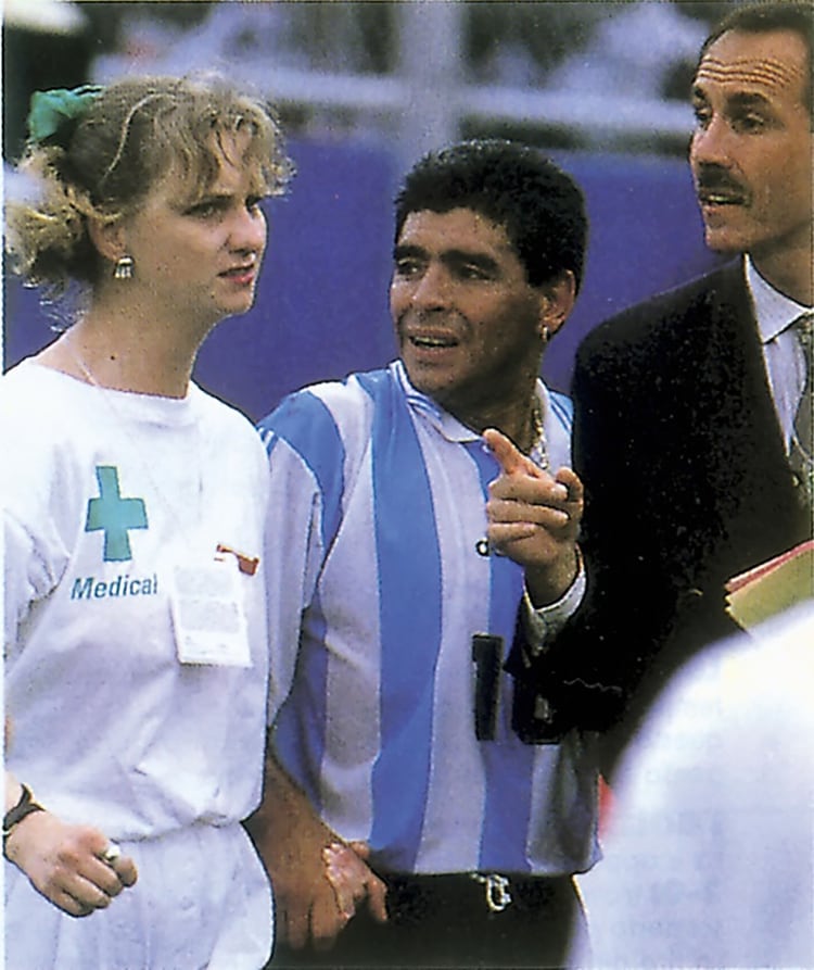 Peidró dialoga con Sue Carpenter, de la mano de Maradona, cuando se dirigían al control antidoping.