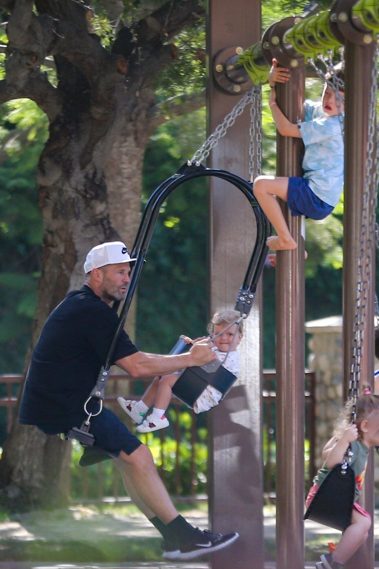 Jason Statham aprovechó un día libre para disfrutar con sus hijos. Los llevó a un parque en Beverly Hills y se los vio entretenidos jugando en las hamacas. El actor de "The Transporter" llevó una gorra para buscar pasar desapercibido