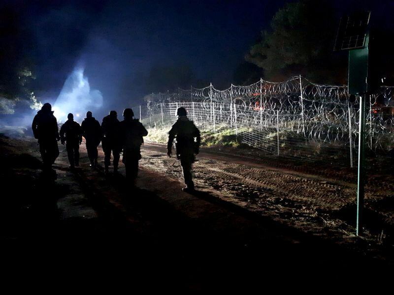 Soldados polacos patrullan la frontera entre Polonia y Bielorrusia cerca de Kuznica, Polonia, en esta fotografía publicada por el Ministerio de Defensa polaco, 11 de noviembre de 2021.. MON/Handout via REUTERS