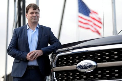 Jim Farley, presidente y CEO de Ford Motor Company posa junto a uno de los modelos emblemáticos de la marca: F-150. El ejecutivo anunció la reestructuración de negocio en Brasil (Reuters)