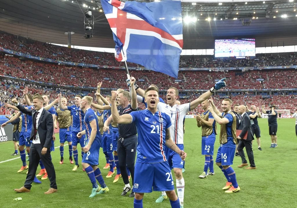 El equipo islandés celebra su clasficación (AP)