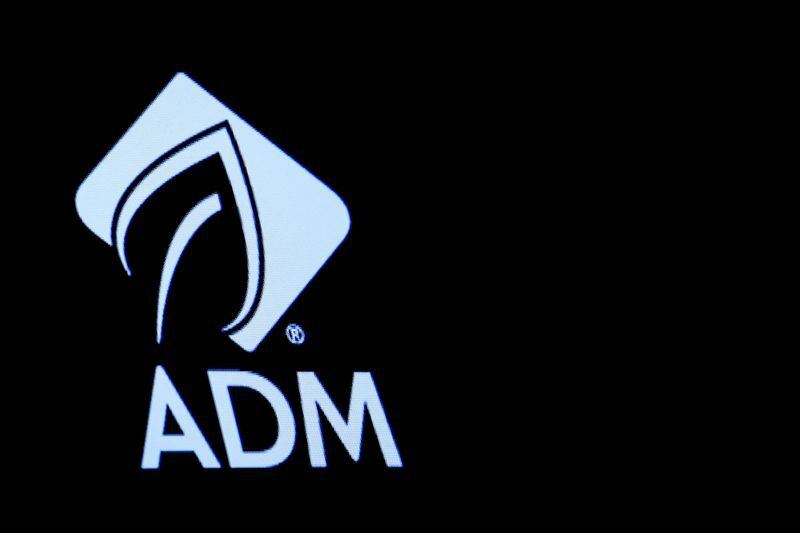 Imagen de archivo del logo de Archer Daniels Midland Co. (ADM) proyectado en una pantalla en la Bolsa de Valores de Nueva York (NYSE) en Nueva York, Estados Unidos. 3 de mayo, 2018. REUTERS/Brendan McDermid/Archivo