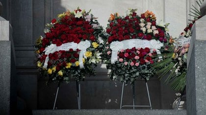 Dos coronas de dirigentes sindicales en la fachada del Congreso para despedir a Carlos Menem (Nicolás Stulberg)