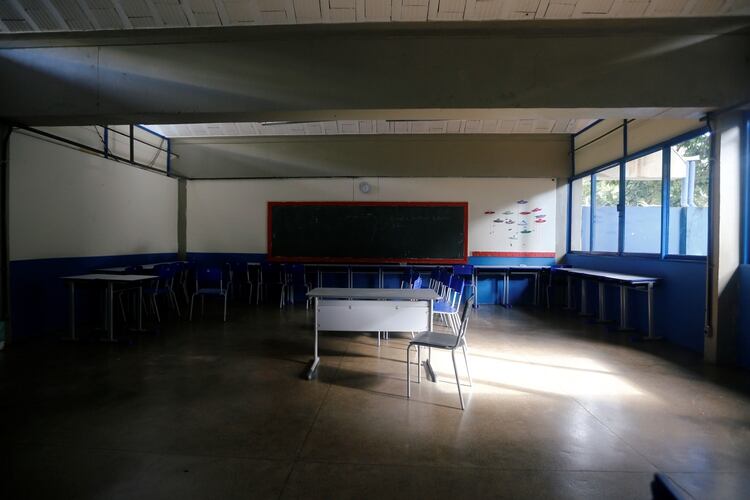 Una vista general de un aula vacía en una escuela pública en Brasilia, cerrada por la pandemia del coronavirus (Reuters) 