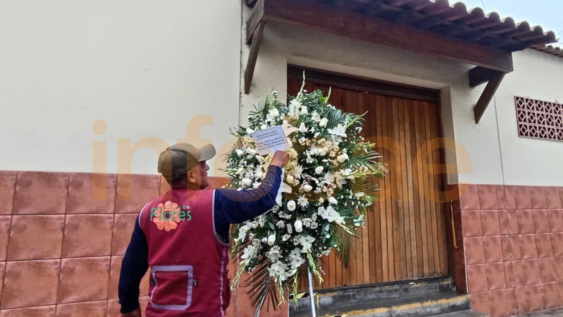 Llegan los primeros arreglos florales al Velorio de Pedro Suárez Vértiz en el velatorio de la iglesia Vírgen de Fátima de Miraflores | Infobae / Paula Elizalde