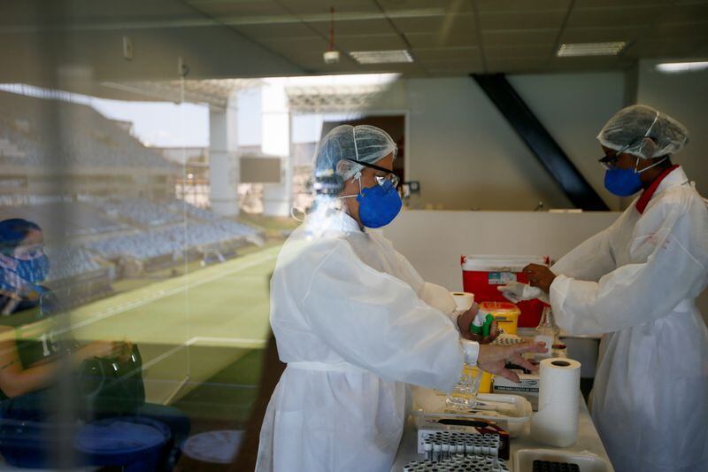Profesionales de la salud realizan test de detección del coronavirus en Cuiabá (Foto: REUTERS/Mariana Greif)
