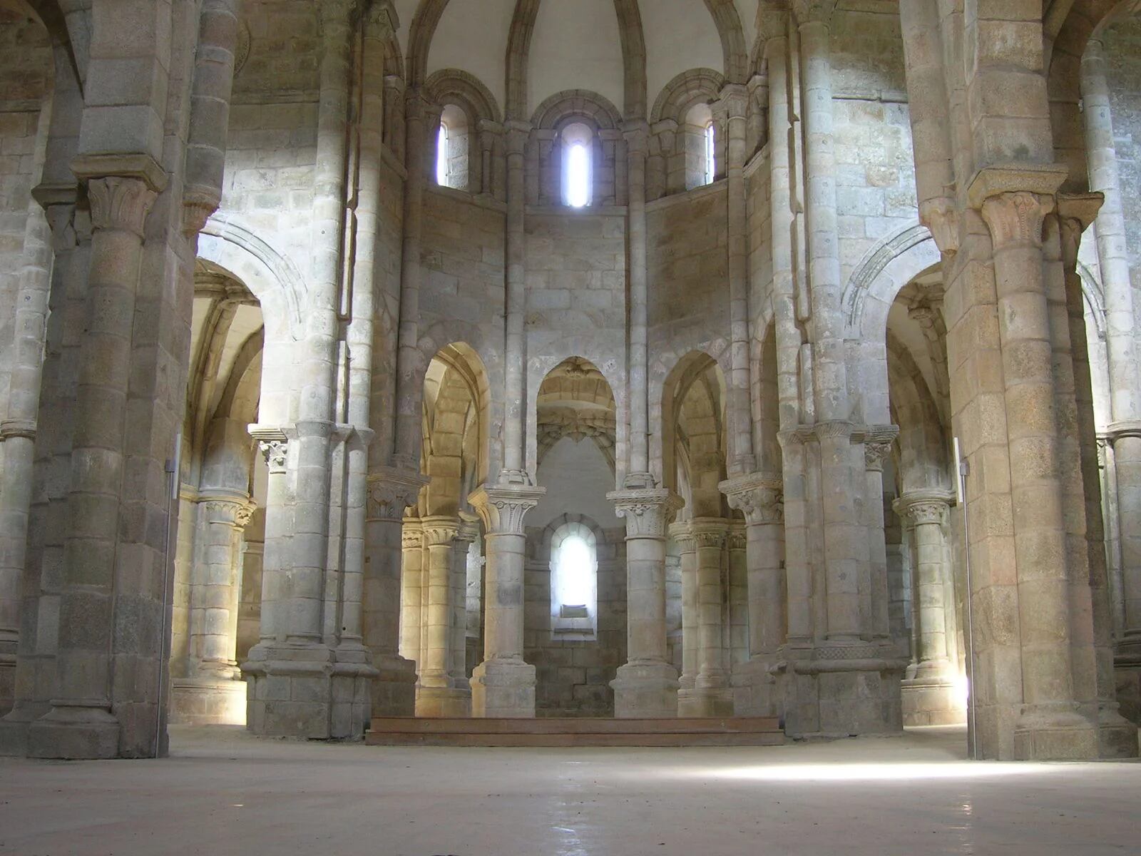 Interior del Monasterio de San Lorenzo de Carboeiro, Pontevedra (WIkimedia)