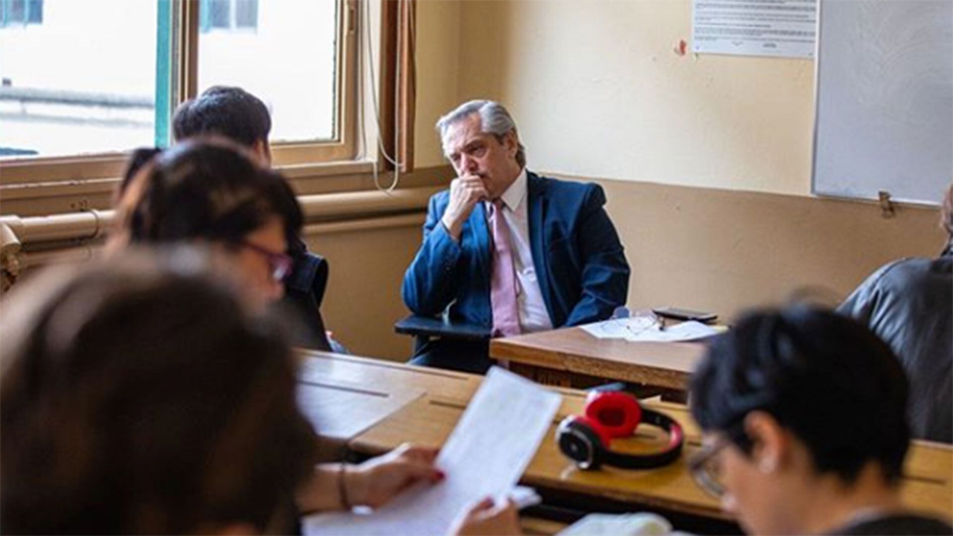 Por esa época, además, empezó a dictar clases como profesor adjunto en la cátedra de Derecho Penal y Procesal Penal del recientemente fallecido Esteban Righi. Le gusta especialmente la docencia, tanto que no se priva de dar clases hoy siendo Presidente, ahora como titular de Teoría General del Delito y Sistema de la Pena.