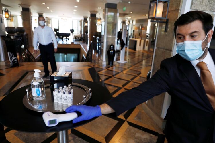 El alcohol en gel y los elementos de higiene deben estar presentes en los espacios comunes de los hoteles (REUTERS/Rafael Marchante)