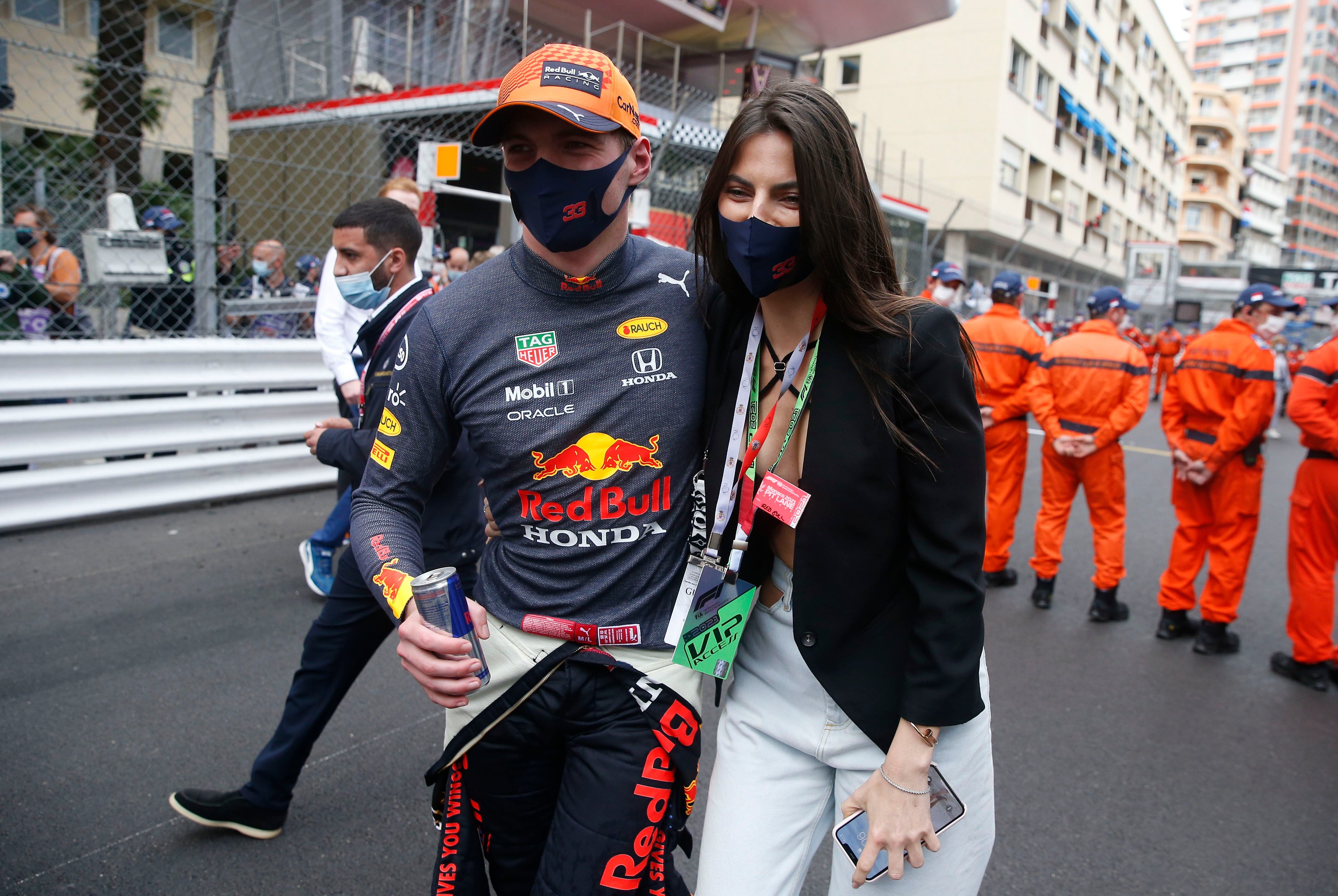 Max Verstappen y Kelly Piquet en la recta principal del callejero de Mónaco (REUTERS/Sebastien Nogier)