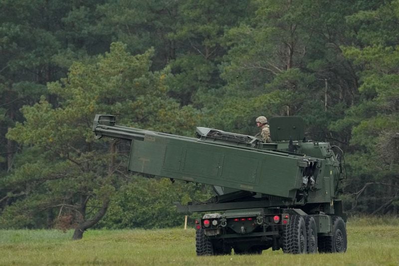 FOTO DE ARCHIVO: Un sistema de cohetes de artillería de alta movilidad M142 (HIMARS) participa en un ejercicio militar cerca de Liepaja, Letonia, el 26 de septiembre de 2022. REUTERS/Ints Kalnins