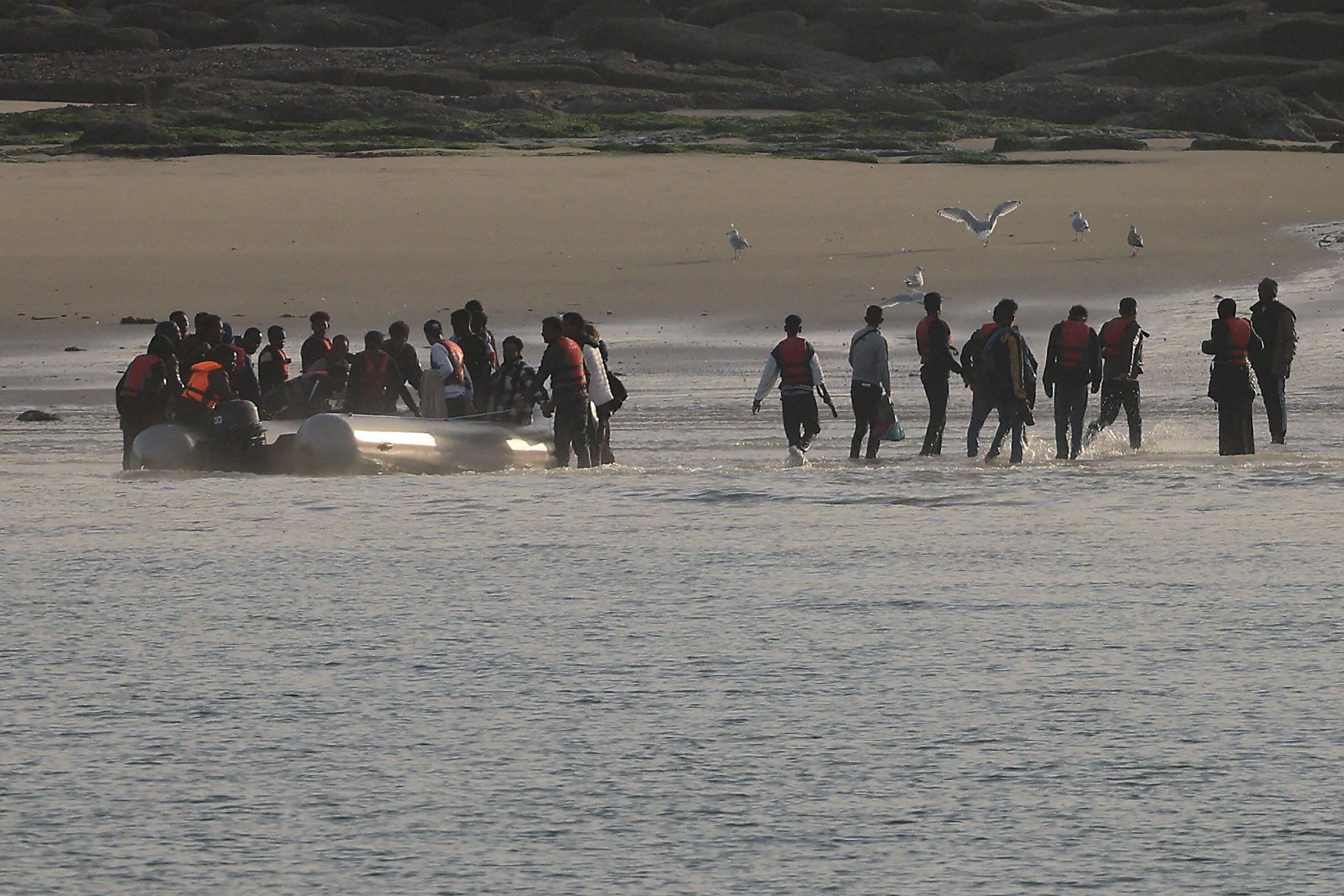 El gobierno de Sunak se encuentra bajo presión para reducir el número récord de solicitantes de asilo que cruzan el Canal de la Mancha en pequeñas embarcaciones desde el norte de Francia. (REUTERS/Pascal Rossignol/archivo)