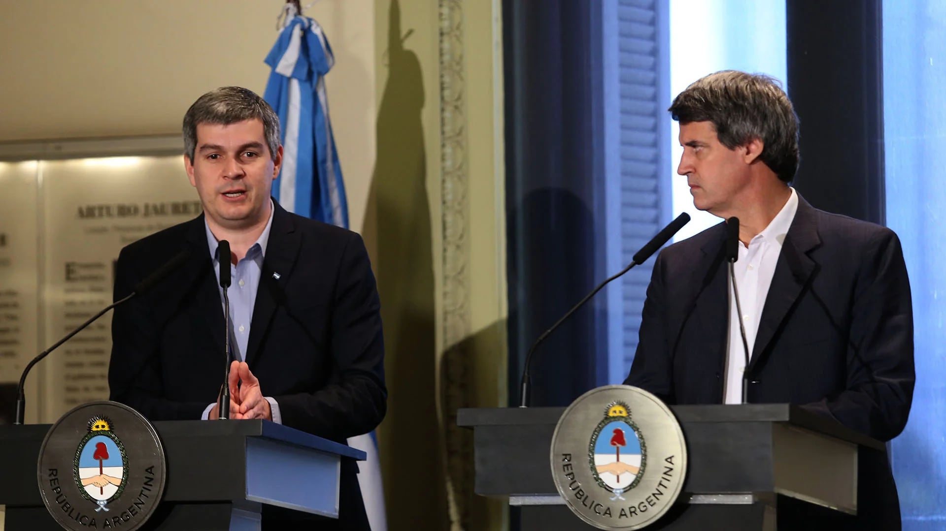 El jefe de Gabinete, Marcos Peña, en conferencia de prensa junto al ministro Prat-Gay. (NA)