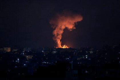 El Ejército israelí confirmó hoy que sus tropas no entraron en la Franja de Gaza durante la intensa operación militar sobre el enclave esta madrugada y tras las informaciones que apuntaron al inicio de una ofensiva terrestre. EFE/EPA/HAITHAM IMAD