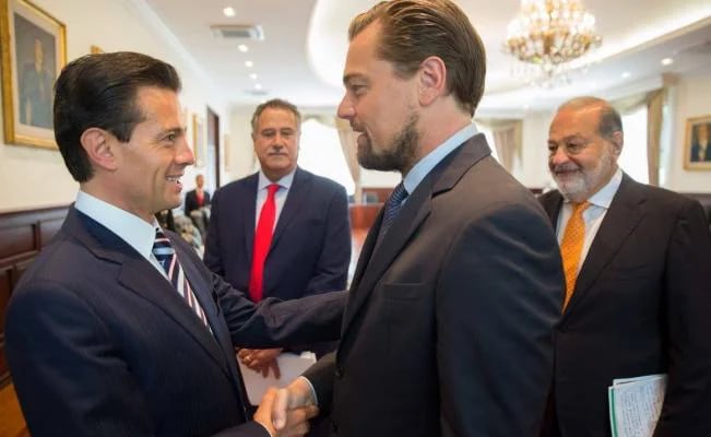 Peña Nieto y DiCaprio en un apretón de manos ante la mirada del magnate Carlos Slim (AP)
