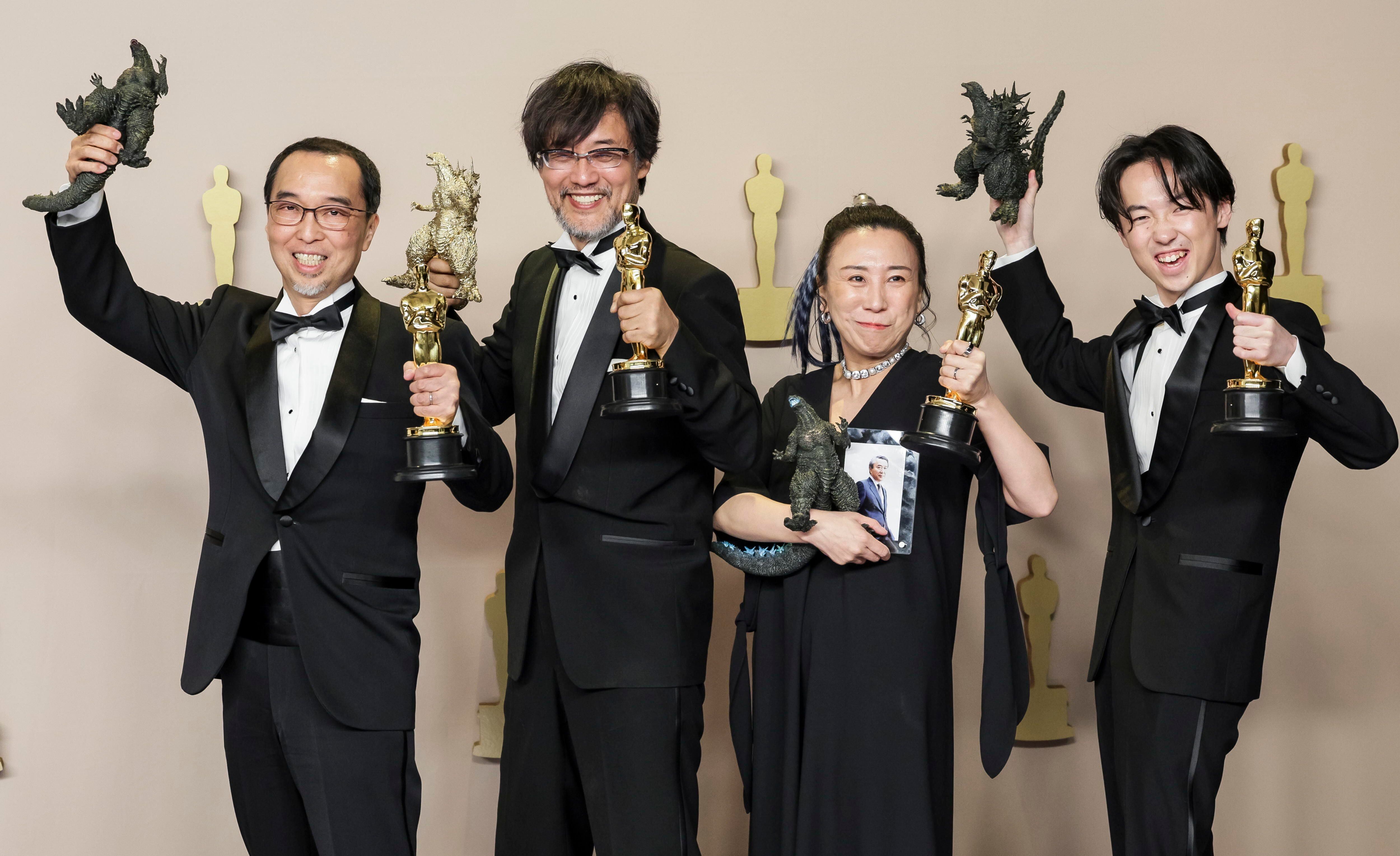 (De izquierda a derecha) Masaki Takahashi, Takashi Yamazaki, Kiyoko Shibuya y Tatsuji Nojima, ganadores del premio Óscar a los mejores efectos visuales por 'Godzilla Minus One'. EFE/EPA/Allison Dinner
