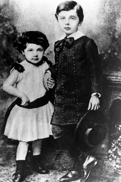 Albert Einstein, a los cinco años, junto a su hermana menor Maia
(Shutterstock)