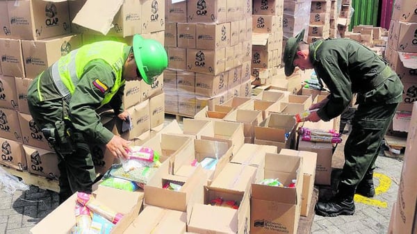 Unas 400 toneladas de cajas de alimentos en mal estado fueron incautados en Cartagena.
