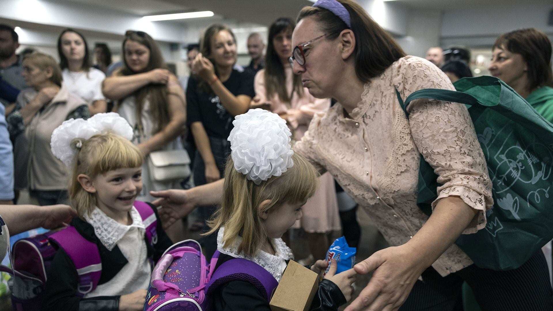 Nadia Kozyreva saluda a sus hijas gemelas de 6 años, Kateryna y Victoria  (Foto para The Washington Post de Heidi Levine)
