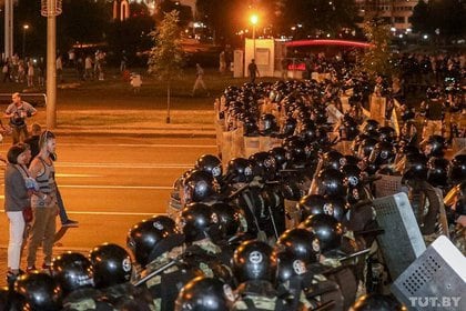 La Policía reforzó la seguridad en las calles de Minsk tras la difusión de los resultados a boca de urna (Dmitry Brushko/Tut.By via REUTERS)