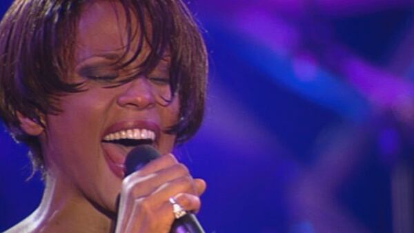 Su primer disco, “Whitney Houston”, de 1985, fue el primer álbum debut de una artista femenina que rompió el récord de ventas: 30 millones de copias.
