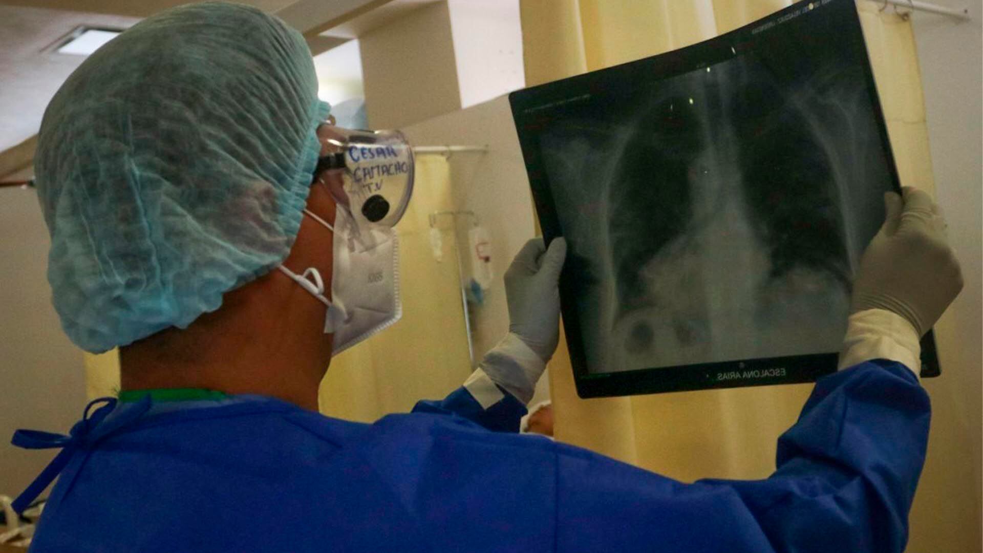 Un médico revisa la radiografía de una paciente. Hoy la IA lo hace ne forma más rápida y eficaz (Foto: Cuartoscuro)