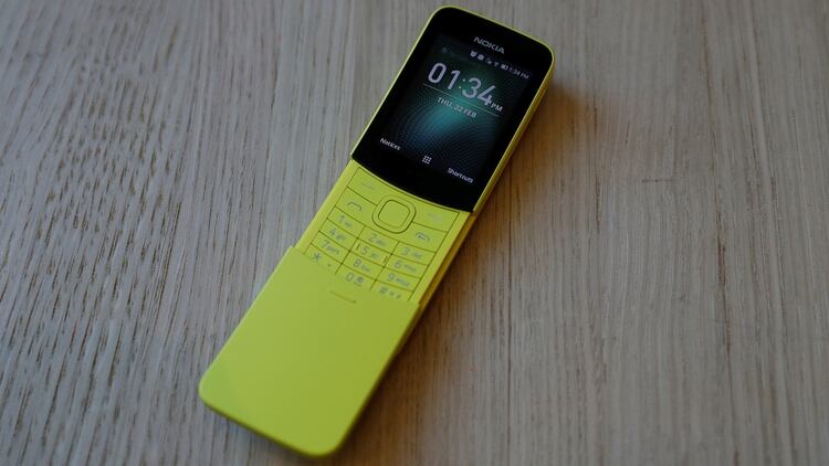 El nuevo Nokia 8110 se exhibe durante el Mobile World Congress en Barcelona (Reuters)