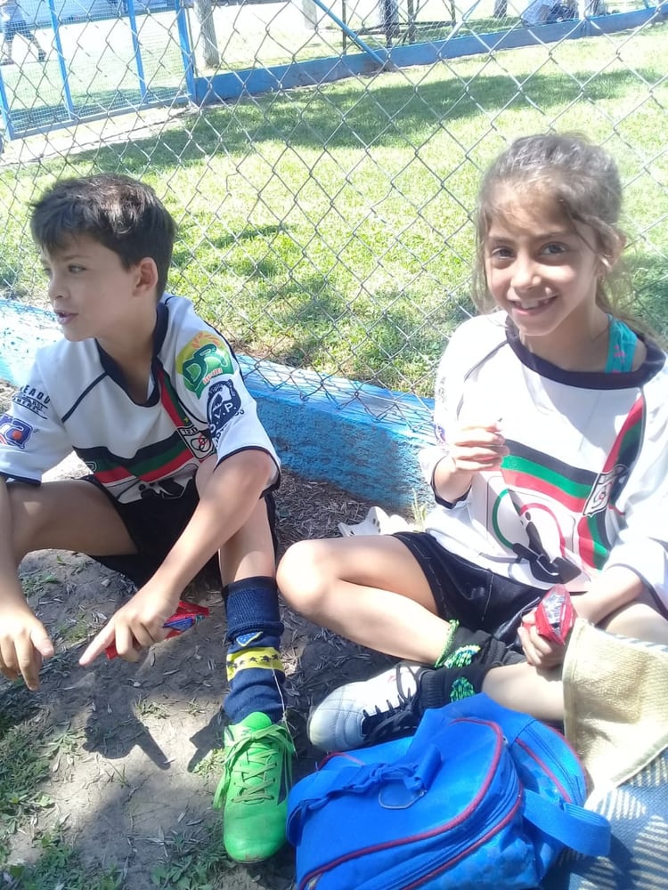 La niña es zurda y juega de volante por izquierda o de delantera