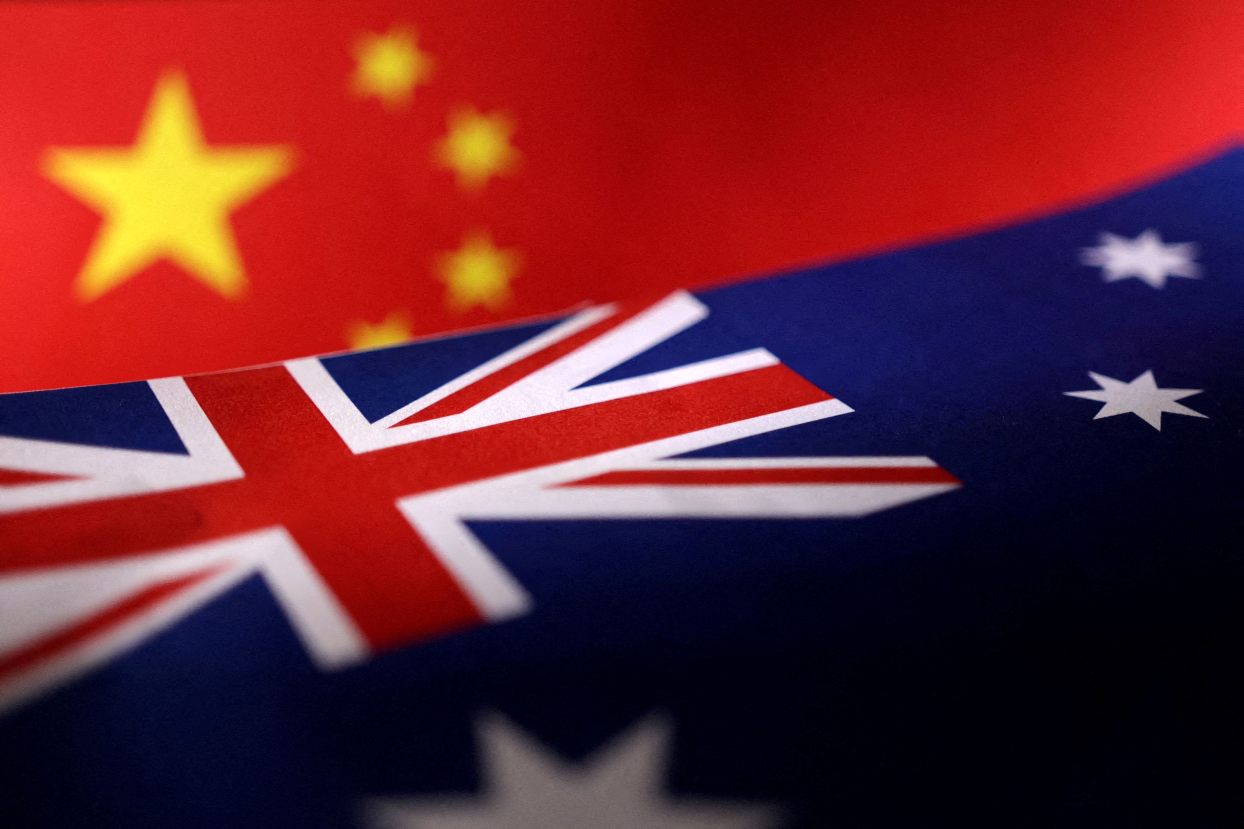 Banderas impresas de China y Australia se ven en esta ilustración, 21 de julio de 2022. REUTERS/Dado Ruvic/Illustration/Archivo