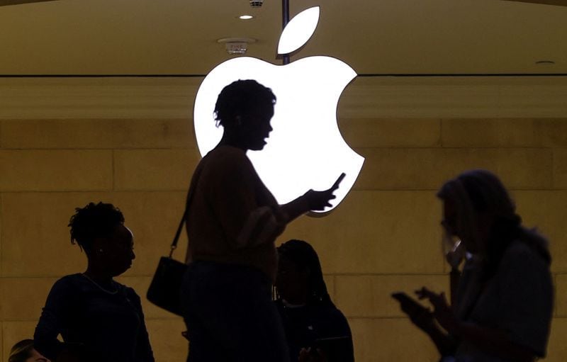 Apple busca diversificar su cadena de suministro y reducir la dependencia de China en medio de tensiones comerciales. (REUTERS/Mike Segar)