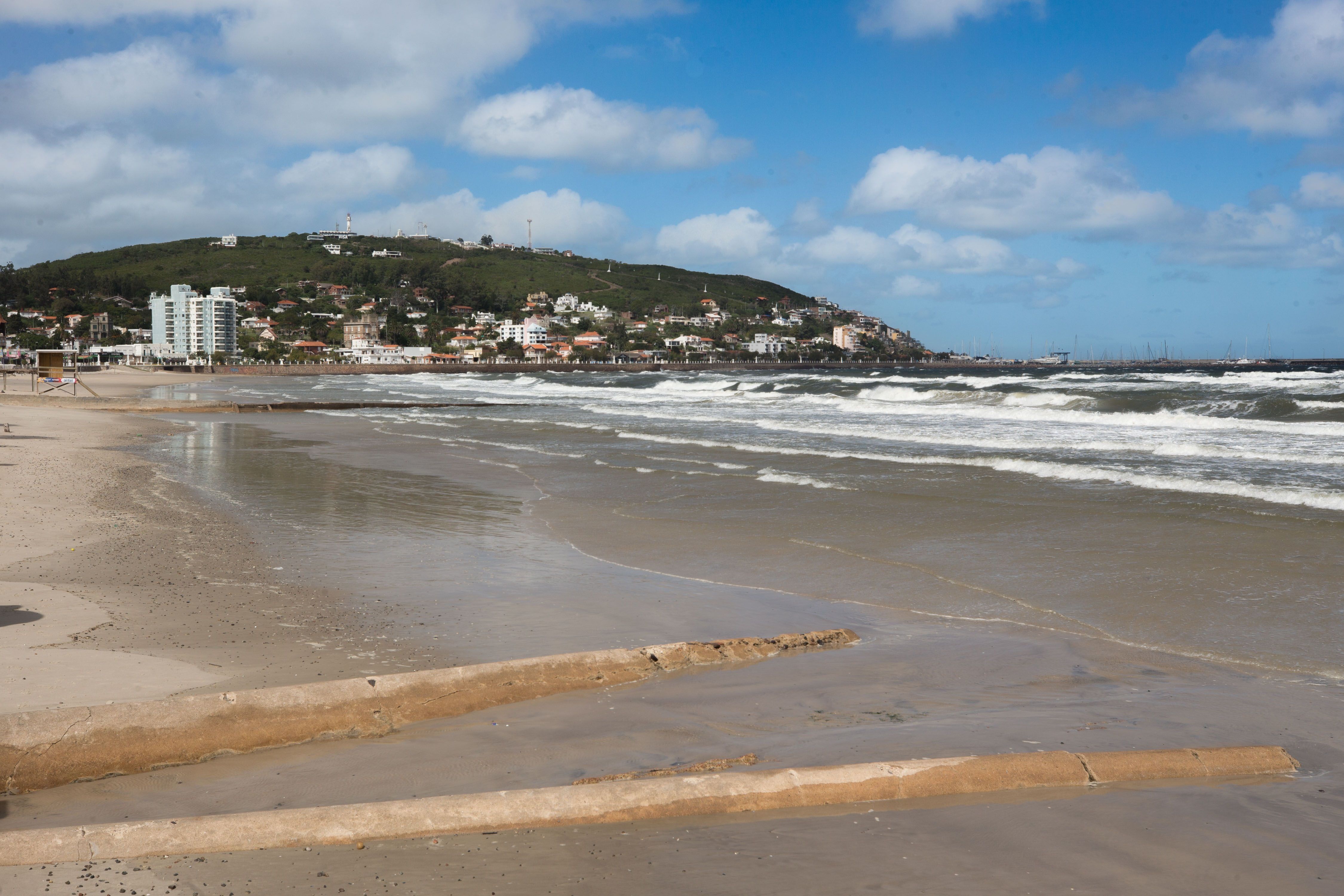 Vista de la playa Piriápolis cerrada (Uruguay). EFE/Raúl Martínez/Archivo
