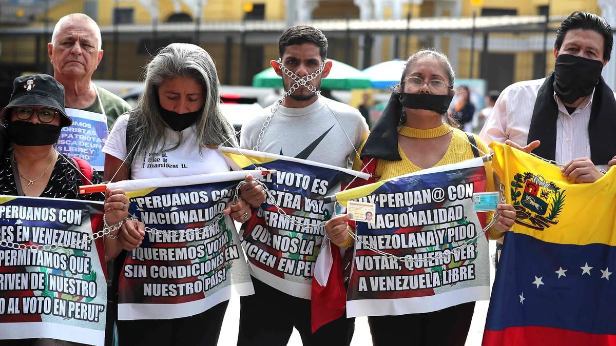 Venezolanos protestaron ante su embajada en Lima por los obstáculos para votar en las elecciones presidenciales