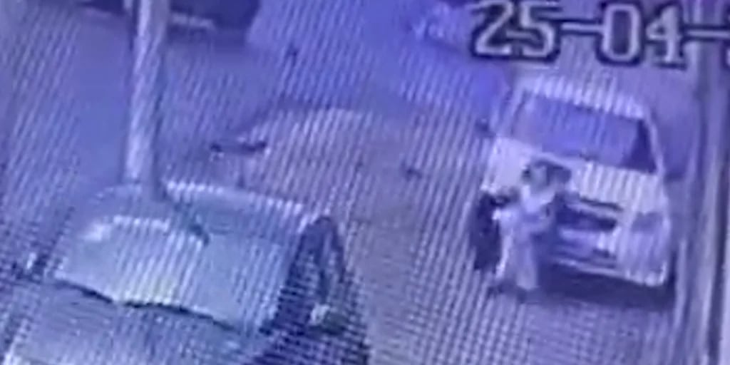 Tragedia en Avellaneda: lo chocaron, perdió el control del auto y atropelló y mató a una mujer que caminaba por la vereda