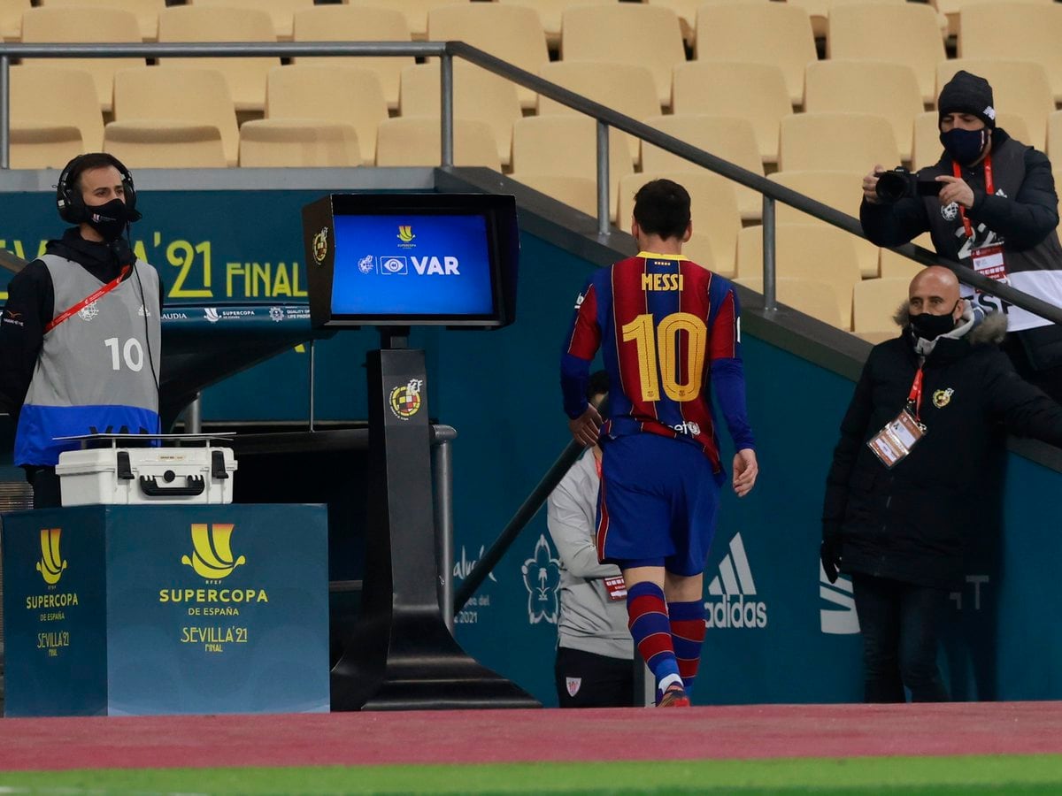 Así fue el golpe de impotencia de Lionel Messi que le provocó su primera  expulsión en el Barcelona - Infobae