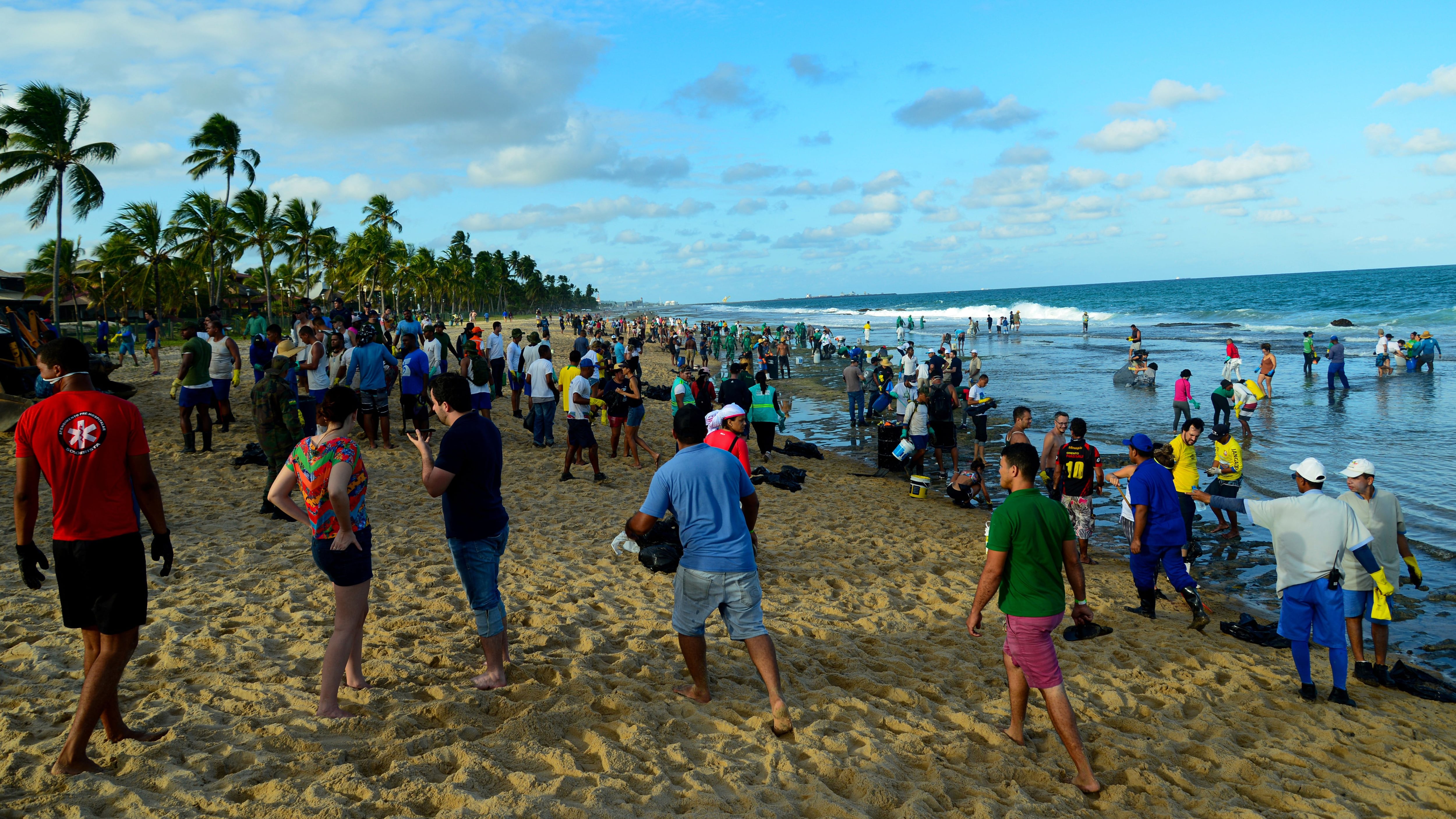 La gente trabaja para eliminar un derrame de petróleo en la playa de Muro Alto en Tamandare, estado de Pernambuco (REUTERS)