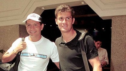Ramón Ramírez, junto a Manolo Martínez, llegando a una llamada con la selección mexicana de fútbol en 2000 (Foto: Cuartoscuro)