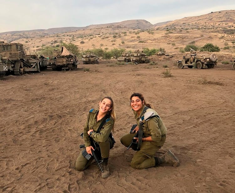 Milena Got (izquierda), en su unidad militar cerca de la frontera con el Líbano