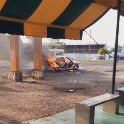 Un vehículo incendiado en Jáltipan
