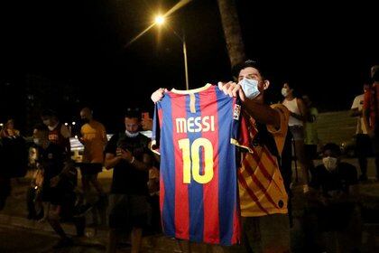 Aficionados del Barcelona pidieron por la noche que Bartomeu renuncie y que Messi se quede en el club (Reuters)