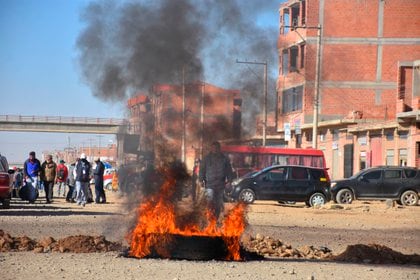 Un grupo de personas bloquean una carretera durante una protesta debido al nuevo aplazamiento de las elecciones bolivianas, el pasado 3 de agosto, en El Alto (Bolivia). EFE/Stringer