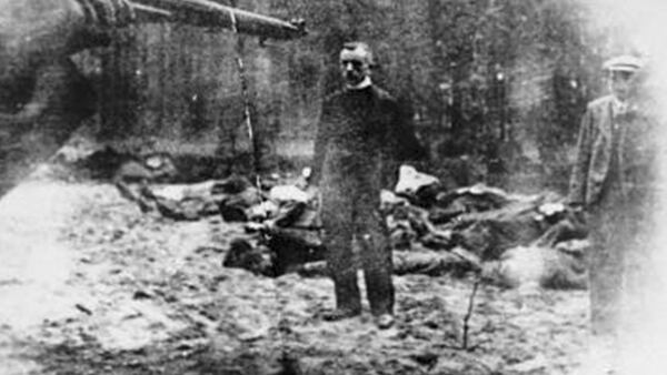 Una de las víctimas frente al pelotón de fusilamiento (Foto: Archivo Walter Von Reichenau)