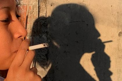 Una mujer fuma un cigarrillo el pasado jueves 28 de mayo, en Ciudad de México (México). EFE/José Pazos 