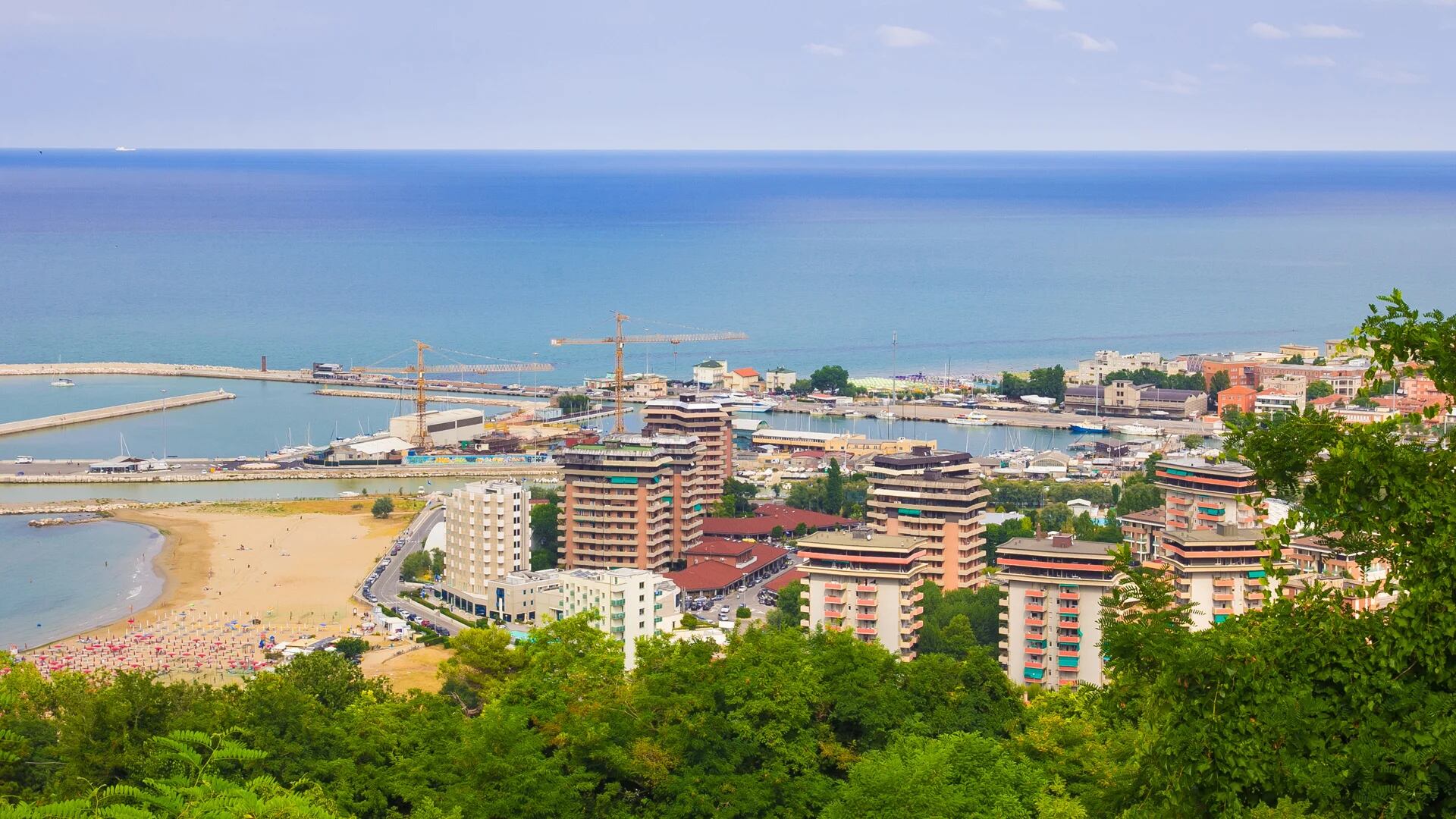 La ciudad balnearia descansa a las orillas del Mar Adriático (Shutterstock)