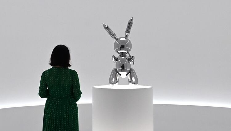 Una mujer observa al conejo metálico, valiosa obra de Jeff Koon (Reuters)