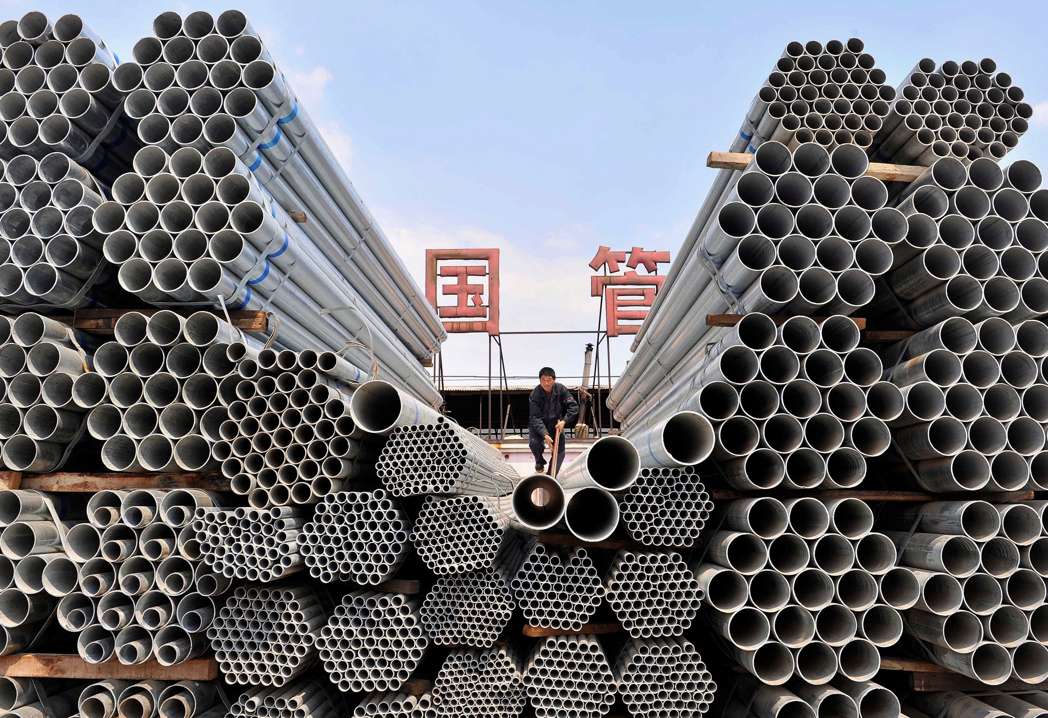 Un trabajador apila tubos de acero en una fábrica de Shenyang, provincia de Liaoning (REUTERS/Sheng Li/Archivo)