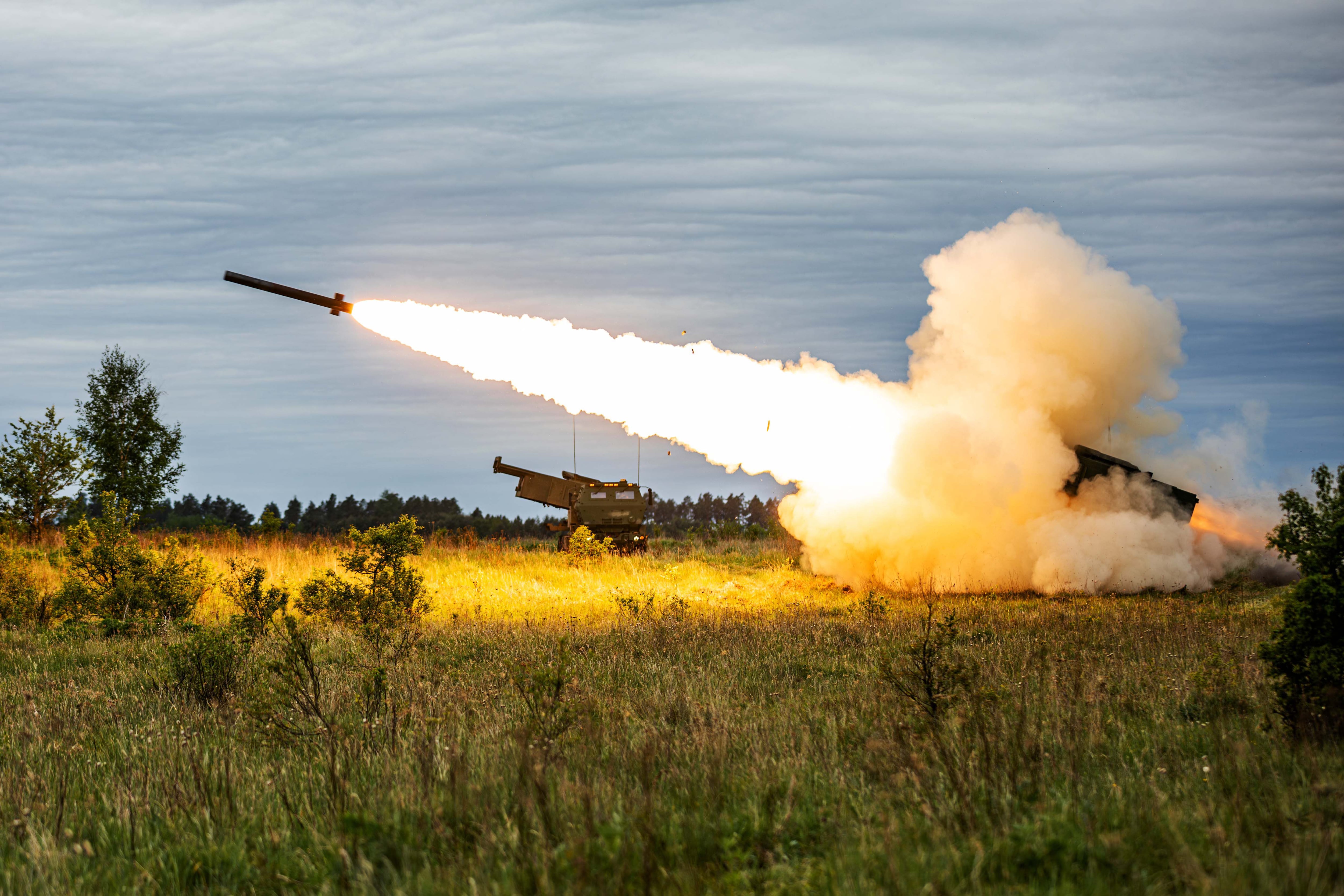 Polonia: Soldados estadounidenses atacan objetivos con un par de sistemas de cohetes de artillería de alta movilidad (HIMARS) durante el ejercicio Griffin Shock 23 (Europa Press/Ejército de EEUU)